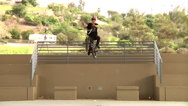 Garrett Reynolds - Unreal BMX street riding
